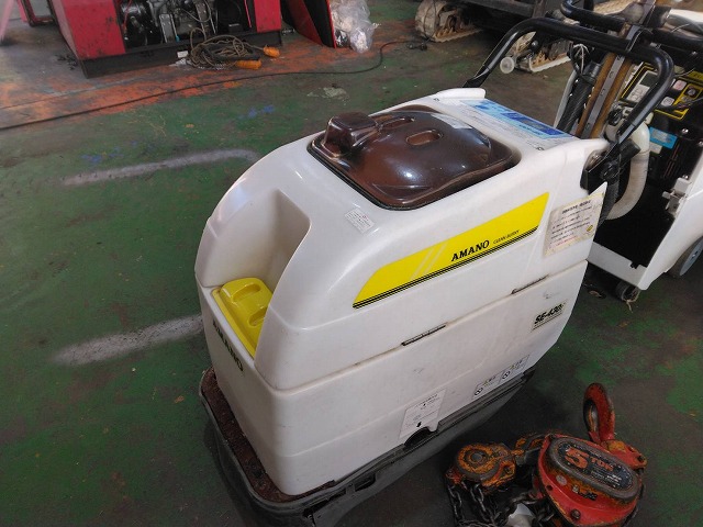 歩行式自動床面洗浄機